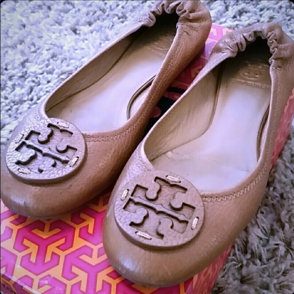 Beautiful Tan Tory Burch tumbled leather flats.